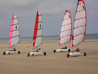  Velero en la playa de Trouville 